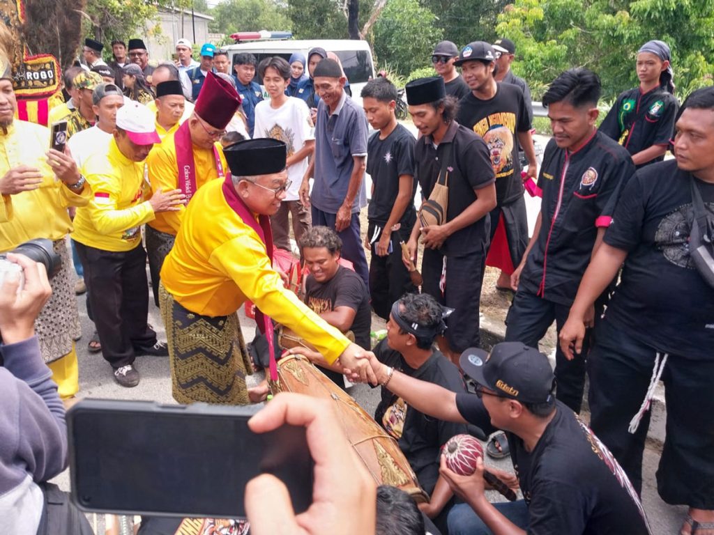 Friman-Ery saat Diantar Oleh Tim Pemenangan dan Simpatisan ke KPU Karimun, (Karmis, 29/08/29)