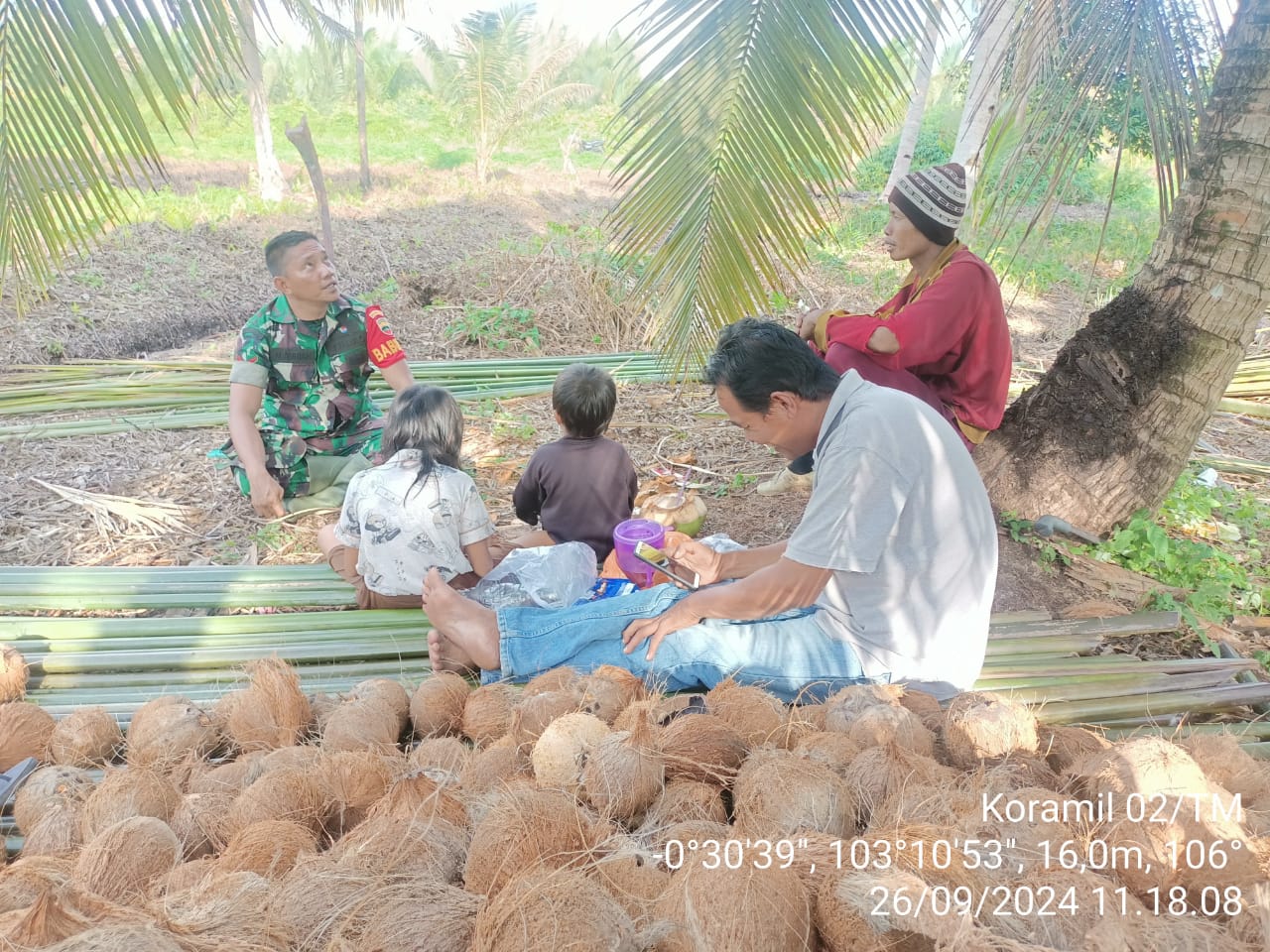 Komsos dengan Petani, Babinsa Himbau Menjaga Situasi yang Aman dan Kondusifitas Jelang Pilkada 