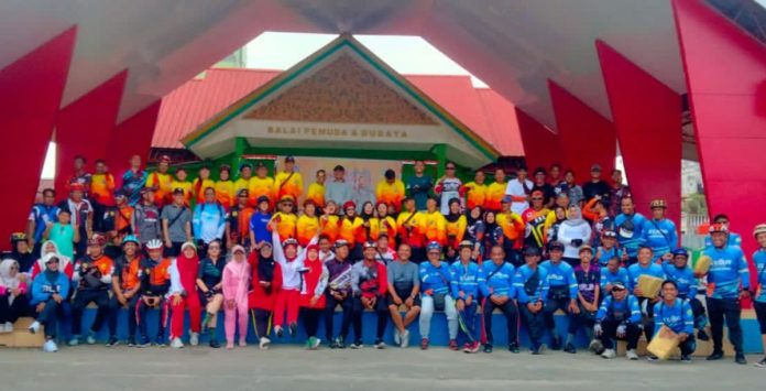 Seratusan Pesepeda Berbagai Komunitas Dari Pulau Kundur Foto Bersama Usai Acara Funbike Minggu, (8/9/24).