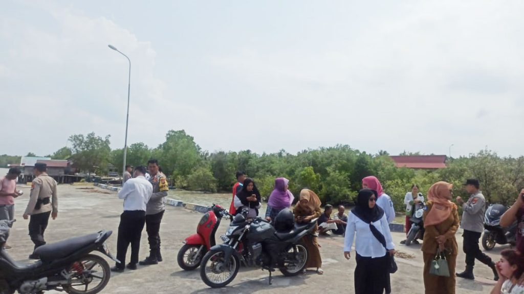 Warga Berdatangan di Pelabuhan Kampung Balak, Desa Seisebesi