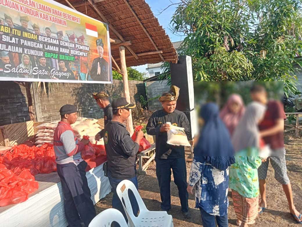 Kegiatan Bhakti Sosial Perkumpulan Seni Pencak Silat Pangean Laman Anak Berempat Kepulauan Kundur, berupa Bagi-bagi Sembako