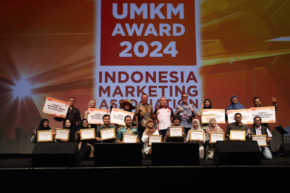 Penyerahan penghargaan oleh President IMA Pusat, Suparno Djasmin, kepada 20 UMKM terbaik IMA UMKM Award