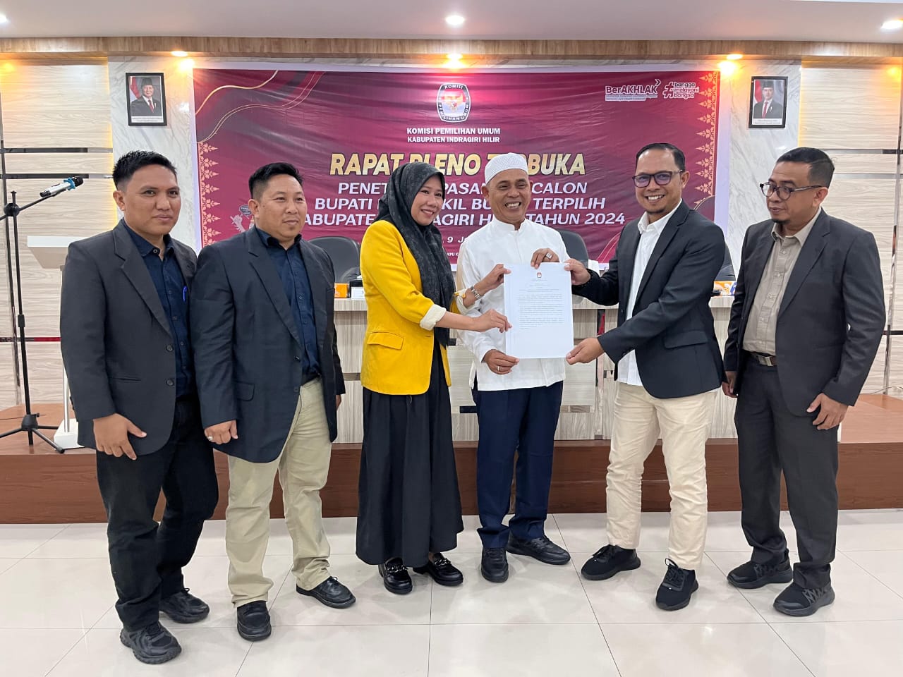 Herman dan Yuliantini, ditetapkan sebagai Bupati dan Wakil Bupati terpilih dalam rapat pleno terbuka KPU Inhil, (09/01/25)