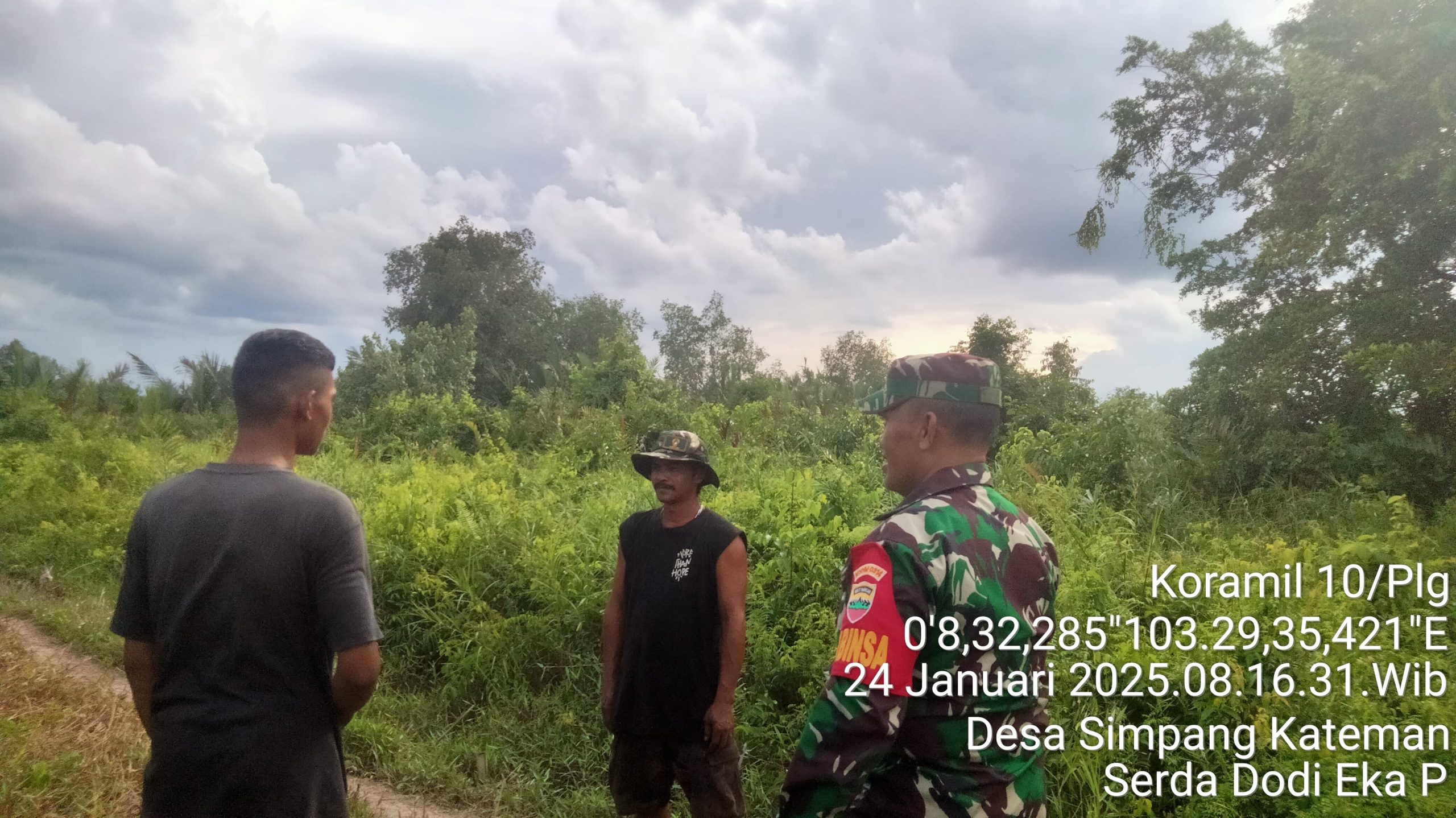 Babinsa Koramil 10/Plg, Serda Dodi Eka Putra Laksanakan Patroli dan Sosialisasi Karhutla di Desa Simpang Kateman