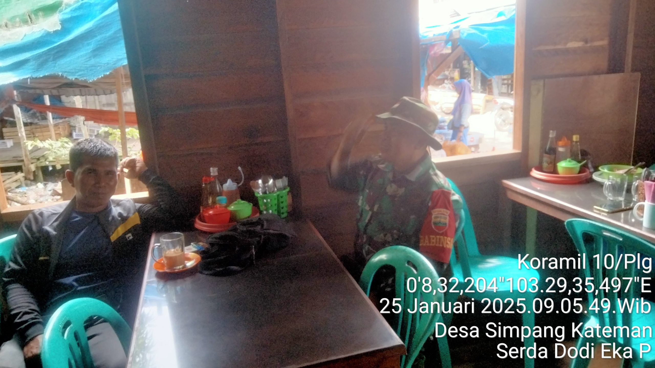 Babinsa Koramil 10/Plg Serda Dodi Eka Putra Laksanakan Komsos di Desa Simpang Kateman