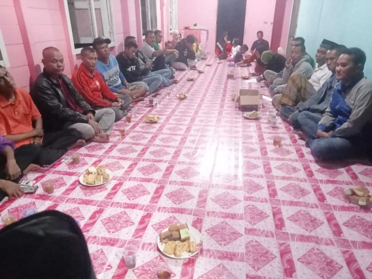 Rapat sejumlah warga Desa Sungai Ungar Utara membahas video viral beberapa waktu lalu