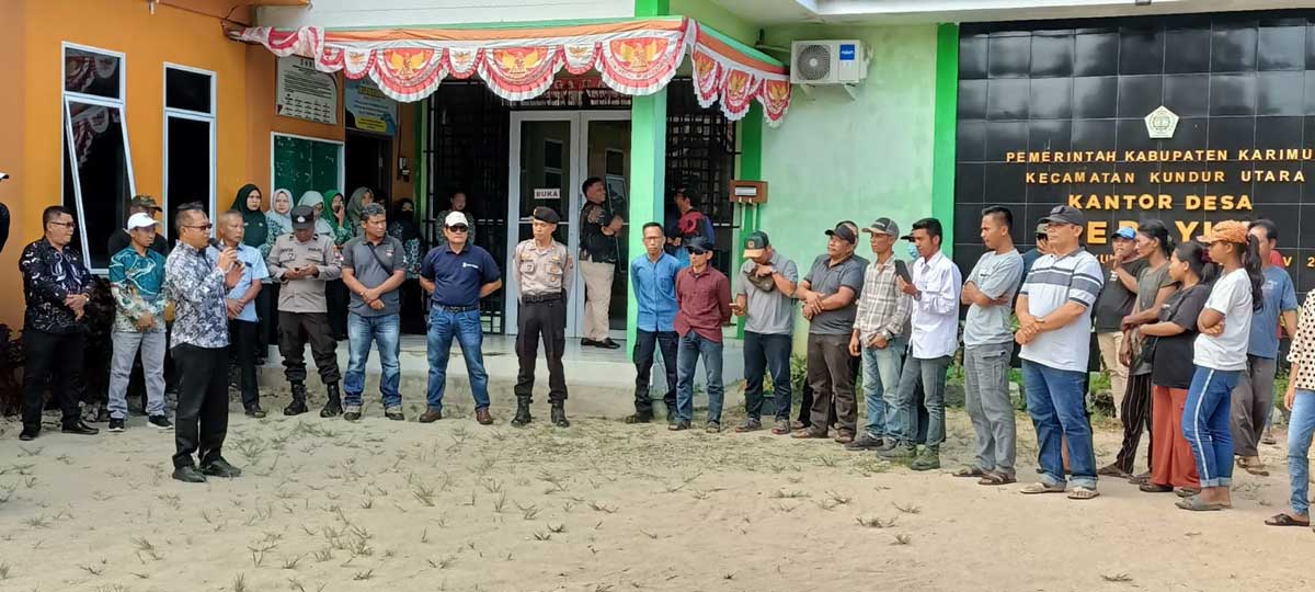 Seratusan Warga Geruduk Kantor Desa Prayun, Minta Kades Mundur Dari Jabatannya