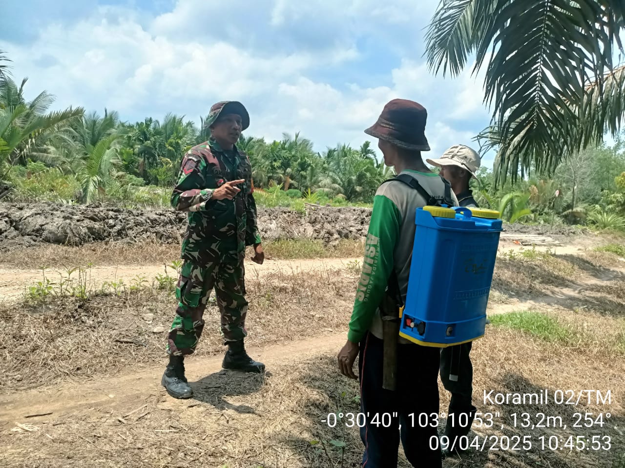 Babinsa Koramil 02/TM Laksanakan Patroli Karhutla di Desa Rantau Panjang untuk Cegah Karhutla 