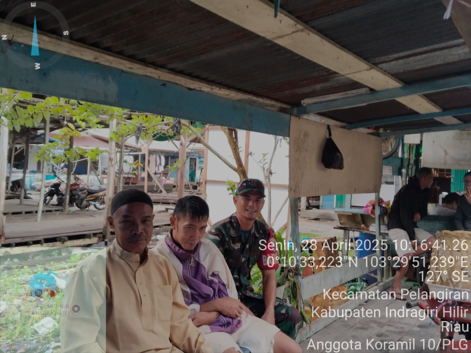 Babinsa Koramil 10/Plg Laksanakan Komsos dengan Tokoh Masyarakat di Kelurahan Pelangiran