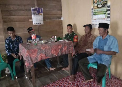 Babinsa Desa Pengalihan Laksanakan Kegiatan Komsos Bersama Warga Untuk Meningkatkan Silaturahmi