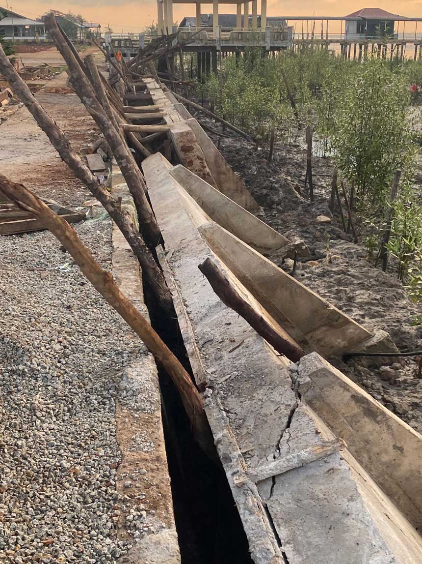 Tanggul Desa Lebuh dalam kondisi roboh