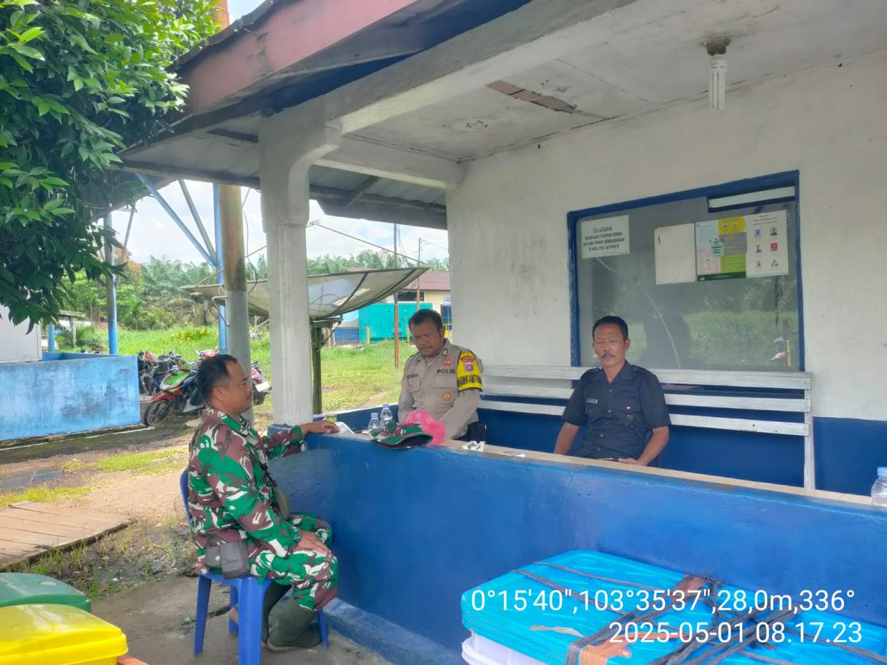 Babinsa Koramil 10/Plg Serda Chandra Bastian Gelar Komsos Bersama Security PT BNS di Desa Rotan Semelur