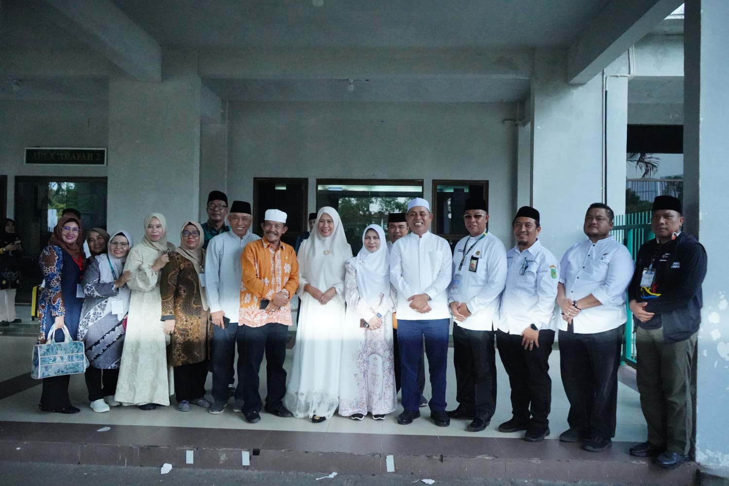 Dilepas Bupati Herman, 443 Calon Jemaah Haji Inhil Berangkat Menuju Tanah Suci 