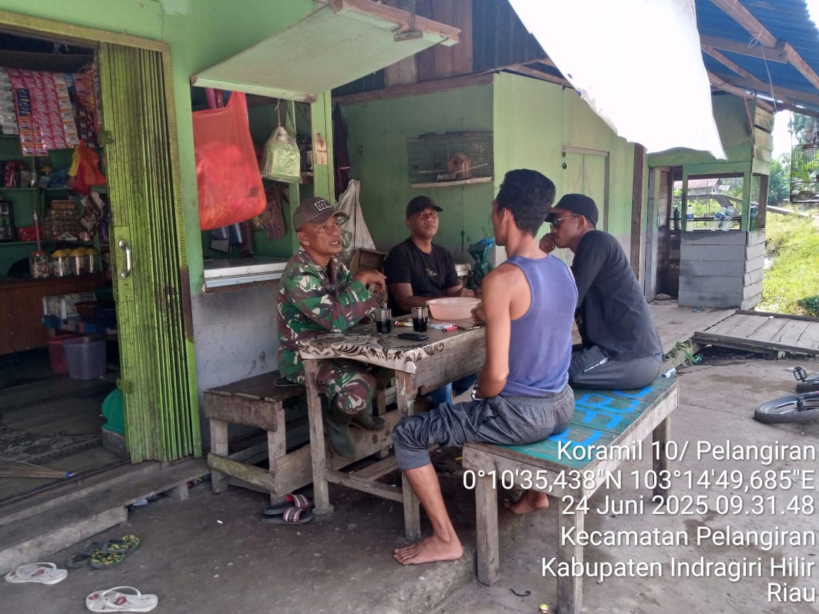 Babinsa Koramil 10/Plg Laksanakan Komsos dengan Warga untuk Wujudkan Lingkungan Aman dan Nyaman