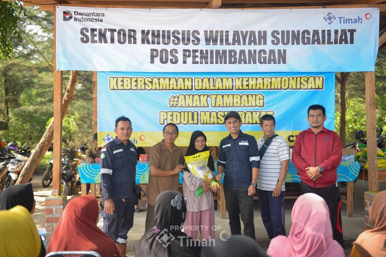 PT Timah Bersama Mitra Salurkan 200 Paket Beras untuk Warga Pesisir Sungailiat