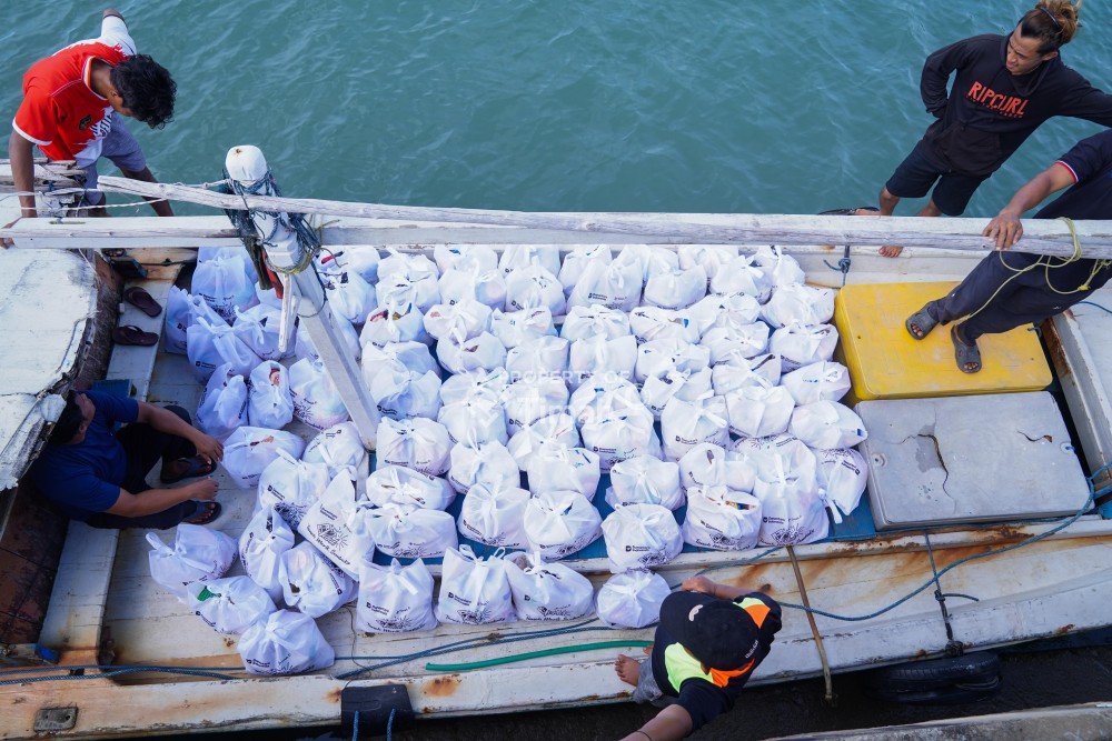 PT Timah Ringankan Beban Warga Penutuk Pasca Bencana Banjir Rob